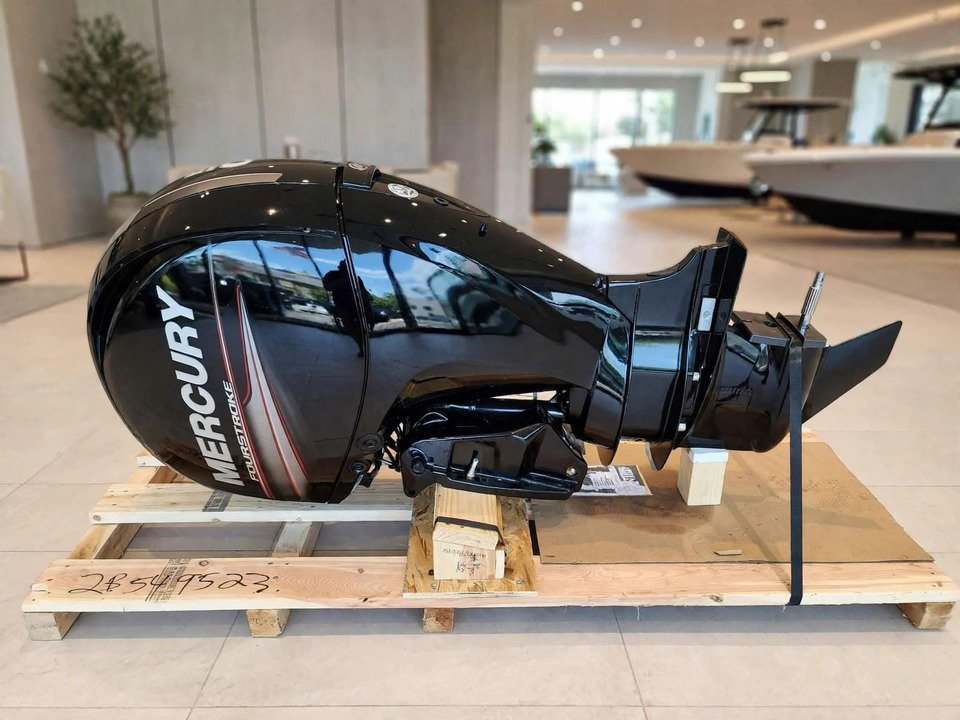 New Mercury 150HP 3.0L FourStroke outboard motor, actual photos — view 3