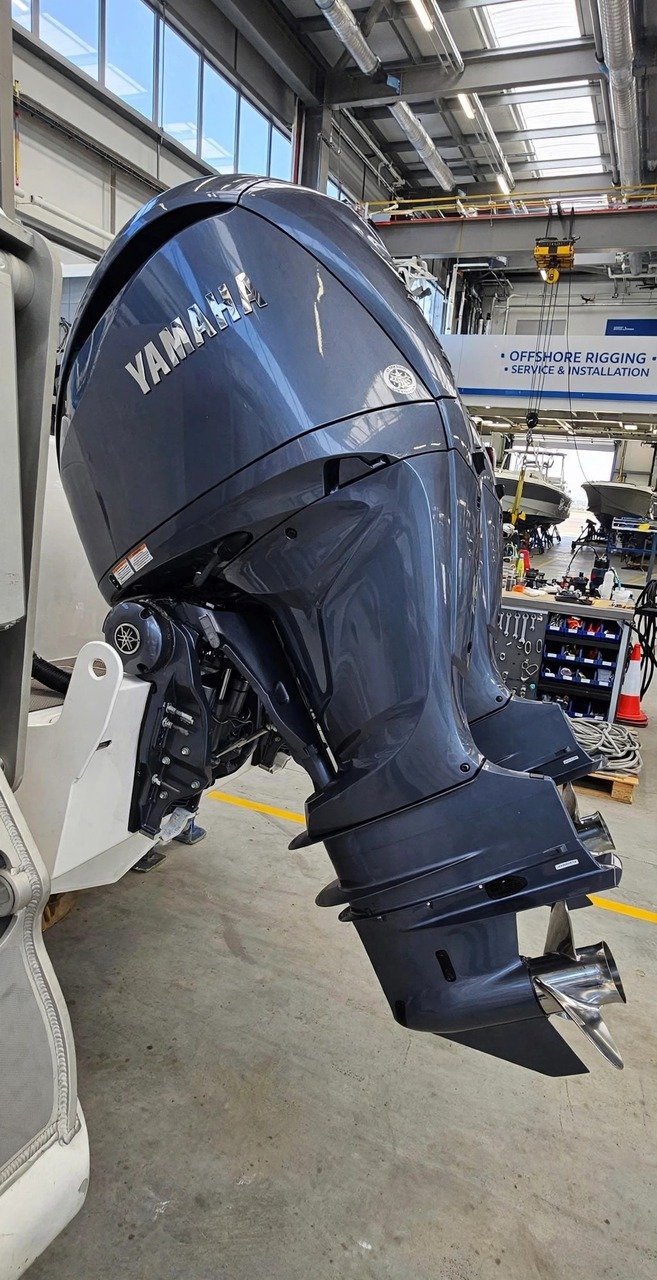 Twin 2022 Yamaha 300HP V6 4.2L outboard motors, actual photos — view 2